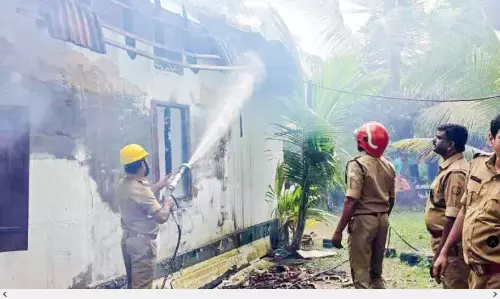 ഇടക്കൊച്ചിയില്‍ വീടിന് തീപിടിച്ചു