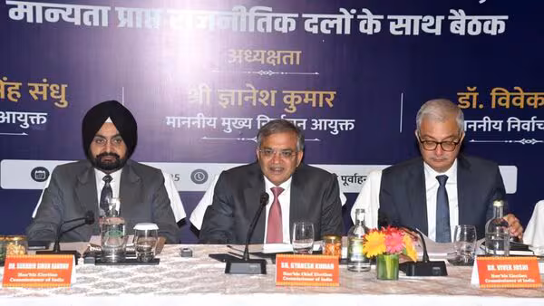 ആധാര്‍ ഒരു തിരിച്ചറിയല്‍ രേഖമാത്രം, പൗരത്വ രേഖയല്ല; മുഖ്യതിരഞ്ഞെടുപ്പ് ഓഫിസര്‍