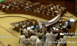 ശബരിമലയിലെ സ്വര്ണപ്പാളി വിവാദം; സഭയില് പ്രതിഷേധവുമായി പ്രതിപക്ഷം, സഭ നിര്ത്തിവച്ചു ശബരിമലയിലെ സ്വര്ണപ്പാളി വിവാദം; സഭയില് പ്രതിഷേധവുമായി പ്രതിപക്ഷം, സഭ നിര്ത്തിവച്ചു