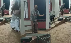 തെരുവുനായ ശല്യത്തിനെതിരേ ഏകാംഗനാടകം; നാടകാവതരണത്തിനിടെ കലാകാരനെ തെരുവുനായ കടിച്ചു തെരുവുനായ ശല്യത്തിനെതിരേ ഏകാംഗനാടകം; നാടകാവതരണത്തിനിടെ കലാകാരനെ തെരുവുനായ കടിച്ചു