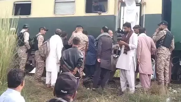 ജാഫര് എക്സ്പ്രസില് സ്ഫോടനം; ആറുബോഗികള് പാളം തെറ്റി(വിഡിയോ) ജാഫര് എക്സ്പ്രസില് സ്ഫോടനം; ആറുബോഗികള് പാളം തെറ്റി(വിഡിയോ)