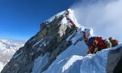 എവറസ്റ്റില്‍ മഞ്ഞുവീഴ്ച; ഒരു മരണം, നൂറിലധികം  പര്‍വ്വതാരോഹകര്‍ കുടുങ്ങി