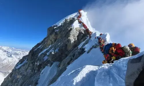 എവറസ്റ്റില്‍ മഞ്ഞുവീഴ്ച; ഒരു മരണം, നൂറിലധികം  പര്‍വ്വതാരോഹകര്‍ കുടുങ്ങി