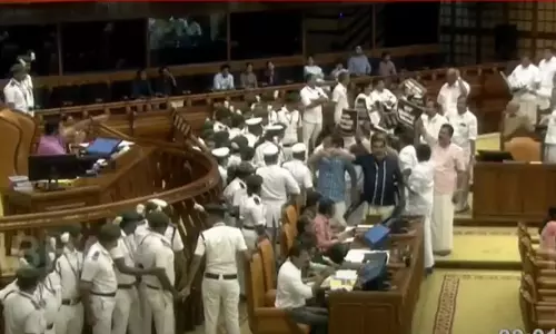 നിയമസഭയില് പ്രതിപക്ഷ പ്രതിഷേധം; സഭ നിര്ത്തിവച്ചു നിയമസഭയില് പ്രതിപക്ഷ പ്രതിഷേധം; സഭ നിര്ത്തിവച്ചു