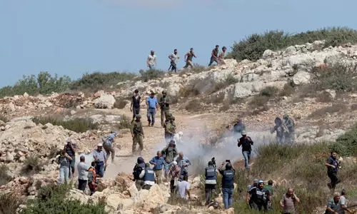 വെസ്റ്റ്ബാങ്കില് ഒലീവ് മോഷ്ടിച്ച് ജൂതകുടിയേറ്റക്കാര് വെസ്റ്റ്ബാങ്കില് ഒലീവ് മോഷ്ടിച്ച് ജൂതകുടിയേറ്റക്കാര്