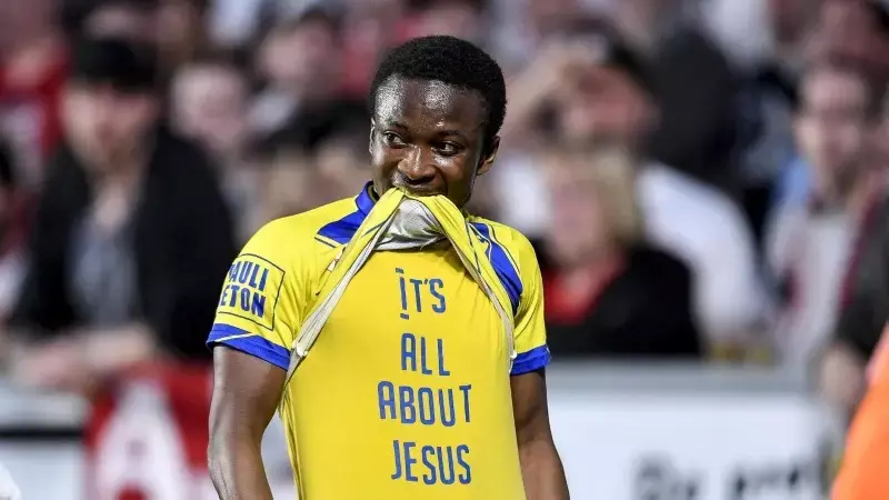 മല്സരത്തിനിടെ പരസ്യബോര്ഡിലേക്ക് തള്ളിയിട്ടു, ടോഗോ അന്താരാഷ്ട്ര ഫുട്ബോള് താരത്തിന് ഗുരുതര പരിക്ക്, കഴുത്ത് ഒടിഞ്ഞു മല്സരത്തിനിടെ പരസ്യബോര്ഡിലേക്ക് തള്ളിയിട്ടു, ടോഗോ അന്താരാഷ്ട്ര ഫുട്ബോള് താരത്തിന് ഗുരുതര പരിക്ക്, കഴുത്ത് ഒടിഞ്ഞു