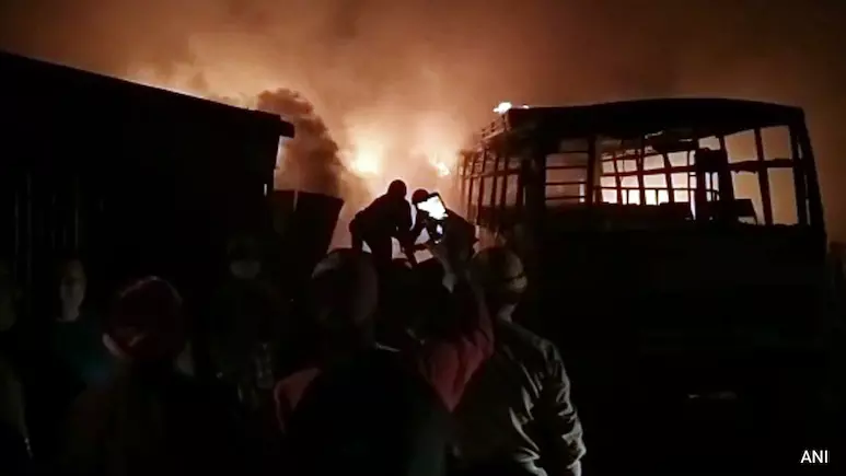 അയോധ്യയില് ഉഗ്രസ്ഫോടനം; അഞ്ചു പേര് കൊല്ലപ്പെട്ടു, നിരവധി പേര്ക്ക് പരിക്ക്; സ്ഫോടനം നടന്ന വീട് തകര്ന്നു അയോധ്യയില് ഉഗ്രസ്ഫോടനം; അഞ്ചു പേര് കൊല്ലപ്പെട്ടു, നിരവധി പേര്ക്ക് പരിക്ക്; സ്ഫോടനം നടന്ന വീട് തകര്ന്നു