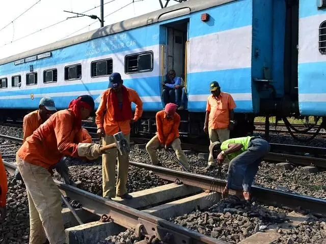 എന്ജിന് തകരാര്; നിരവധി ട്രെയിനുകള് വൈകിയോടുന്നു എന്ജിന് തകരാര്; നിരവധി ട്രെയിനുകള് വൈകിയോടുന്നു