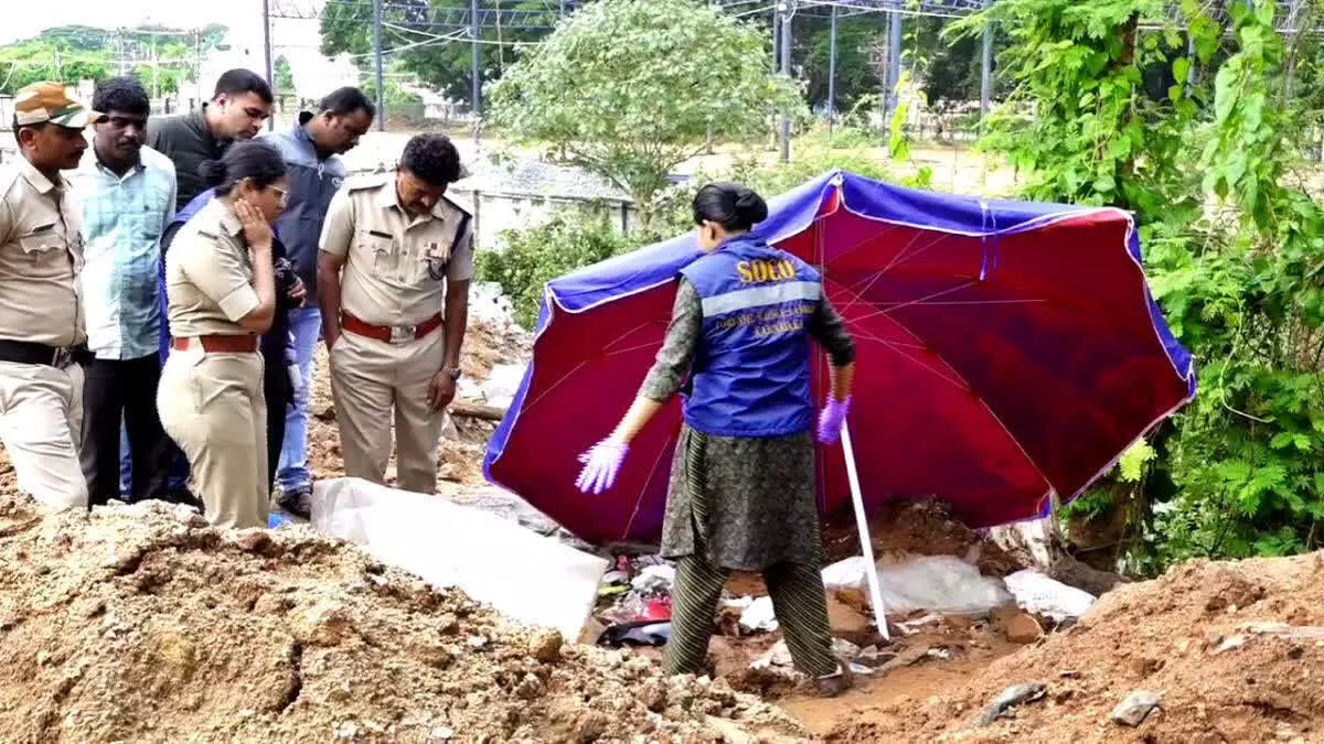 മൈസൂരില് ദസറക്കിടെ ബലൂണ് വില്ക്കാന് എത്തിയ ഒമ്പത് വയസുകാരി മരിച്ച നിലയില്; ബലാല്സംഗ കൊലപാതകമെന്ന് കുടുംബം മൈസൂരില് ദസറക്കിടെ ബലൂണ് വില്ക്കാന് എത്തിയ ഒമ്പത് വയസുകാരി മരിച്ച നിലയില്; ബലാല്സംഗ കൊലപാതകമെന്ന് കുടുംബം