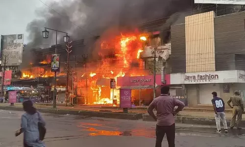 തളിപ്പറമ്പ് തീപിടിത്തത്തില് 50 കോടിയുടെ നഷ്ടമെന്ന് പ്രാഥമിക നിഗമനം തളിപ്പറമ്പ് തീപിടിത്തത്തില് 50 കോടിയുടെ നഷ്ടമെന്ന് പ്രാഥമിക നിഗമനം