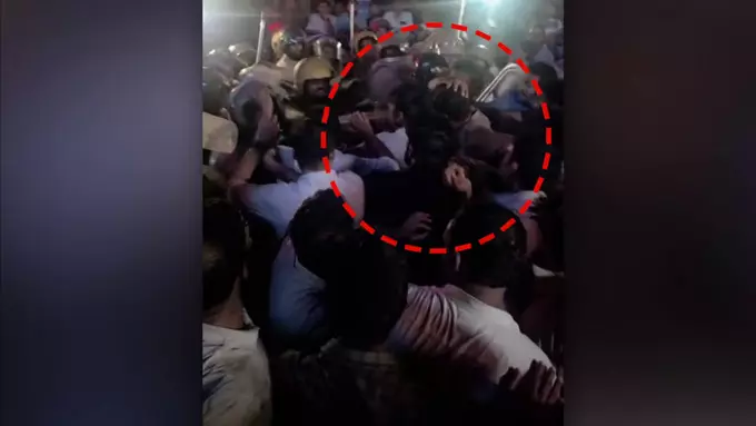 പേരാമ്പ്ര സംഘര്ഷം; ഷാഫി പറമ്പിലിനെ ലാത്തി കൊണ്ട് അടിക്കുന്ന ദൃശ്യങ്ങള് പുറത്ത് പേരാമ്പ്ര സംഘര്ഷം; ഷാഫി പറമ്പിലിനെ ലാത്തി കൊണ്ട് അടിക്കുന്ന ദൃശ്യങ്ങള് പുറത്ത്