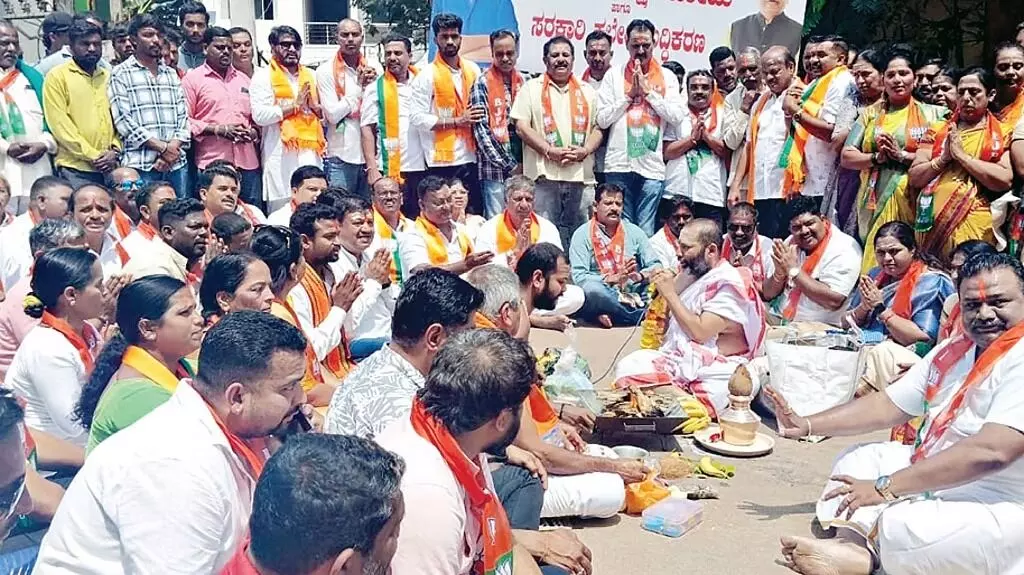 സര്ക്കാര് പരിപാടിയില് ഖുര്ആന് പാരായണം നടത്തിയെന്ന്; രുദ്രമന്ത്രങ്ങള് ചൊല്ലി ബിജെപിക്കാരുടെ പ്രതിഷേധം സര്ക്കാര് പരിപാടിയില് ഖുര്ആന് പാരായണം നടത്തിയെന്ന്; രുദ്രമന്ത്രങ്ങള് ചൊല്ലി ബിജെപിക്കാരുടെ പ്രതിഷേധം