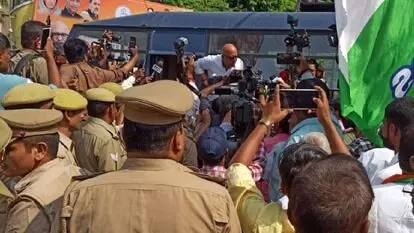 യുപിയിലെ ആള്ക്കൂട്ട കൊലപാതകം; അജയ് റായിയടങ്ങുന്ന കോണ്ഗ്രസിന്റെ പ്രതിനിധി സംഘത്തെ തടഞ്ഞ് പോലിസ് യുപിയിലെ ആള്ക്കൂട്ട കൊലപാതകം; അജയ് റായിയടങ്ങുന്ന കോണ്ഗ്രസിന്റെ പ്രതിനിധി സംഘത്തെ തടഞ്ഞ് പോലിസ്