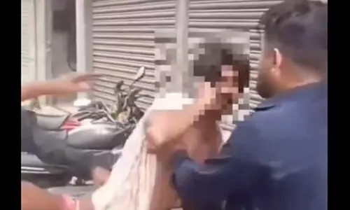 ലവ് ജിഹാദ് ആരോപിച്ച് മുസ്ലിം യുവാവിനെ ആക്രമിച്ച് ബജ്റങ്ദളുകാര് (വീഡിയോ) ലവ് ജിഹാദ് ആരോപിച്ച് മുസ്ലിം യുവാവിനെ ആക്രമിച്ച് ബജ്റങ്ദളുകാര് (വീഡിയോ)