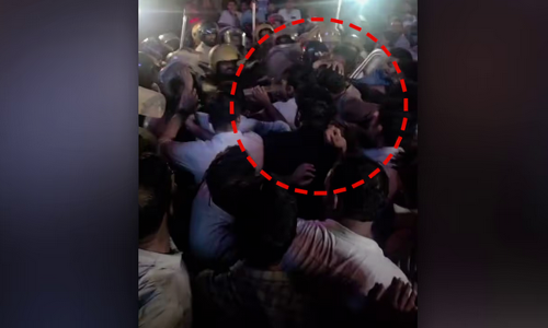 പേരാമ്പ്ര സംഘര്‍ഷം; ഷാഫി പറമ്പിലിനെ ലാത്തി കൊണ്ട് അടിക്കുന്ന ദൃശ്യങ്ങള്‍ പുറത്ത്