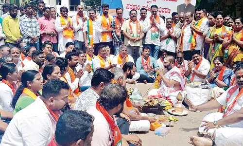 സര്‍ക്കാര്‍ പരിപാടിയില്‍ ഖുര്‍ആന്‍ പാരായണം നടത്തിയെന്ന്; രുദ്രമന്ത്രങ്ങള്‍ ചൊല്ലി ബിജെപിക്കാരുടെ പ്രതിഷേധം