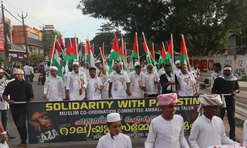 ആലപ്പുഴ നഗരത്തിലെ ഫലസ്തീന്‍ ഐക്യദാര്‍ഡ്യ റാലിയില്‍ പ്രതിഷേധമിരമ്പി; ഇന്‍ഡ്യയുടെ വിദേശ നയം തിരിച്ച് കൊണ്ടുവരുന്നതിന് പ്രധാനമന്ത്രി തയ്യാറാകണമെന്ന് കെ സി വേണുഗോപാല്‍