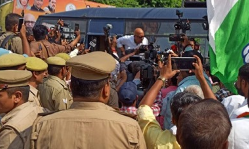 യുപിയിലെ ആള്ക്കൂട്ട കൊലപാതകം; അജയ് റായിയടങ്ങുന്ന കോണ്ഗ്രസിന്റെ പ്രതിനിധി സംഘത്തെ തടഞ്ഞ് പോലിസ് യുപിയിലെ ആള്ക്കൂട്ട കൊലപാതകം; അജയ് റായിയടങ്ങുന്ന കോണ്ഗ്രസിന്റെ പ്രതിനിധി സംഘത്തെ തടഞ്ഞ് പോലിസ്