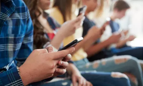 സ്‌കൂളുകളില്‍ പിടിച്ചെടുത്ത മൊബൈല്‍ വില്‍ക്കുന്നത് തെറ്റ്; നിര്‍ദേശവുമായി ബാലാവകാശ കമ്മിഷന്‍