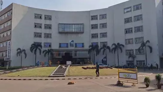 കൊല്‍ക്കത്തയില്‍ എംബിബിഎസ് വിദ്യാര്‍ഥിനിയെ കൂട്ടബലാല്‍സംഗം ചെയ്ത സംഭവം; പെണ്‍കുട്ടിയുടെ നില ഗുരുതരം; ആണ്‍സുഹൃത്തിനും പങ്കെന്ന് പിതാവ്