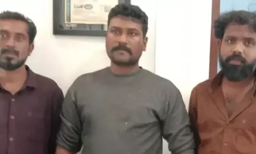 കെടിഡിസി കെട്ടിടത്തില് ഒളിവില് താമസിച്ച കുറ്റവാളി വെടിയുണ്ടകളുമായി പിടിയില് കെടിഡിസി കെട്ടിടത്തില് ഒളിവില് താമസിച്ച കുറ്റവാളി വെടിയുണ്ടകളുമായി പിടിയില്