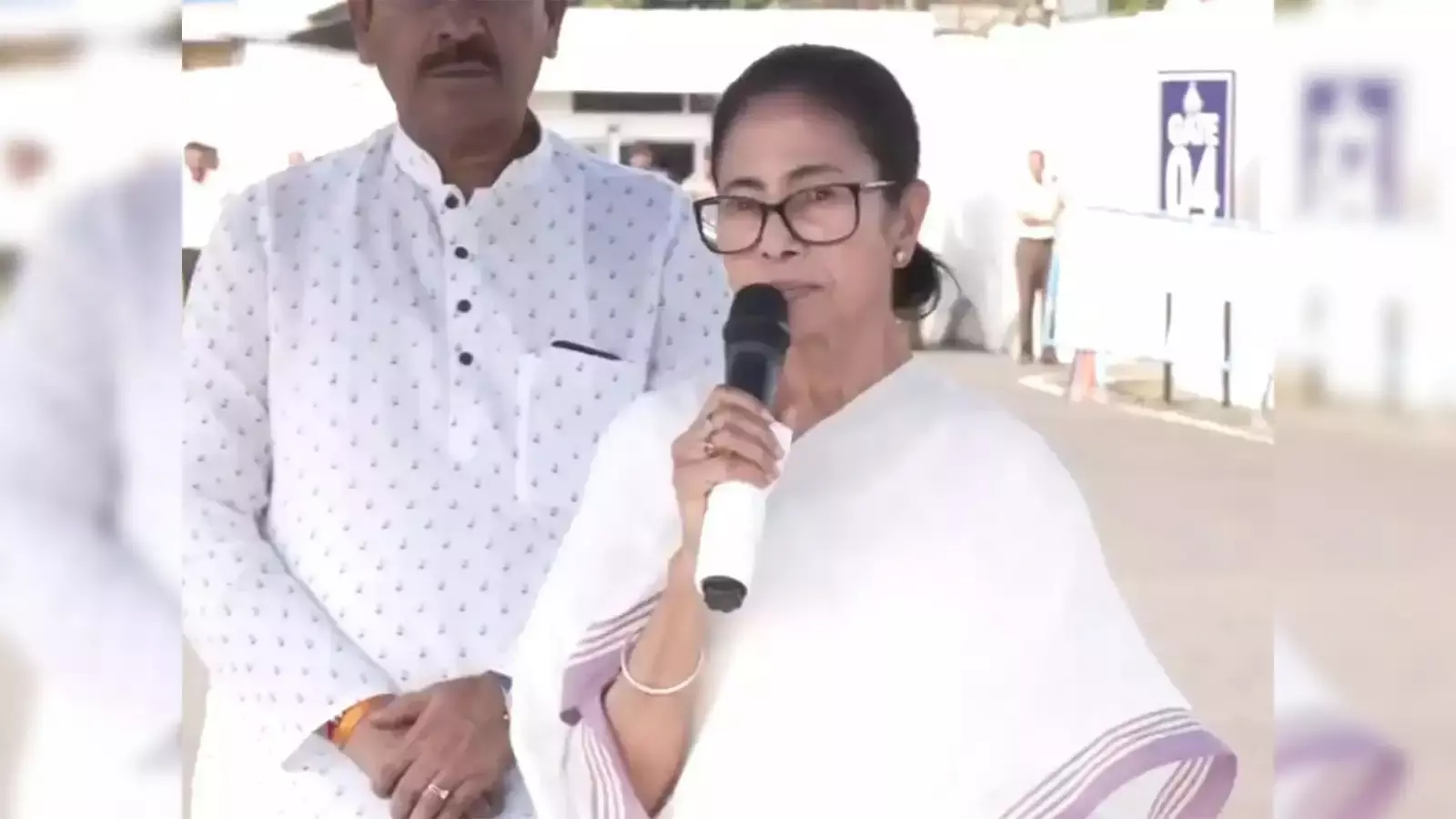 രാത്രിയില് പെണ്കുട്ടികളെ പുറത്തിറങ്ങാന് അനുവദിക്കരുത്; കൊല്ക്കത്താ കൂട്ടബലാല്സംഗത്തില് പ്രതികരിച്ച് മമത ബാനര്ജി രാത്രിയില് പെണ്കുട്ടികളെ പുറത്തിറങ്ങാന് അനുവദിക്കരുത്; കൊല്ക്കത്താ കൂട്ടബലാല്സംഗത്തില് പ്രതികരിച്ച് മമത ബാനര്ജി