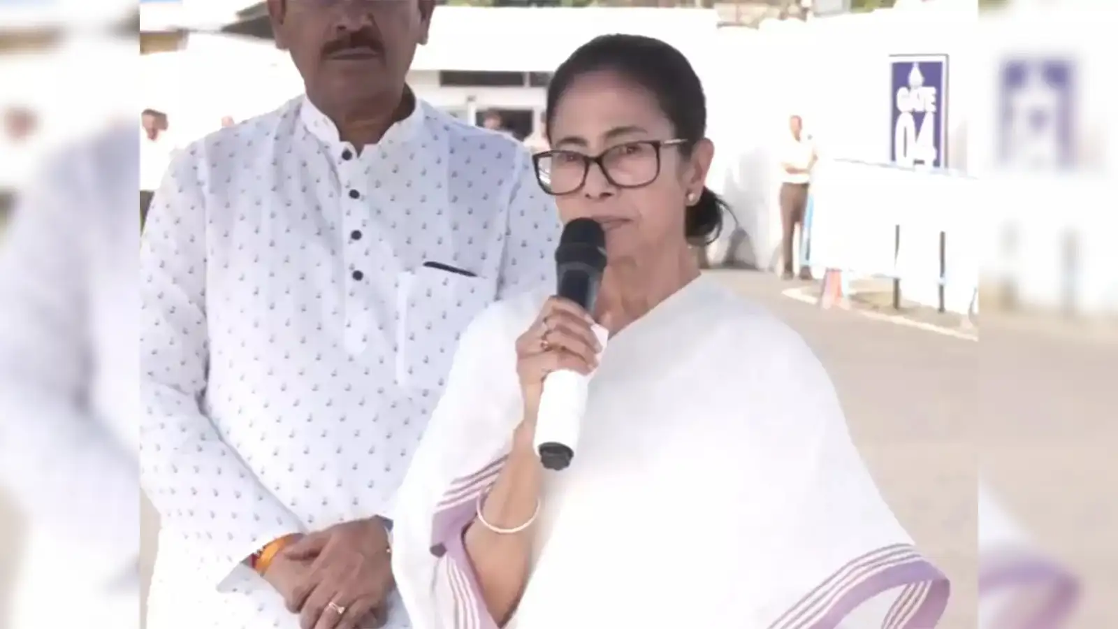 രാത്രിയില്‍ പെണ്‍കുട്ടികളെ പുറത്തിറങ്ങാന്‍ അനുവദിക്കരുത്; കൊല്‍ക്കത്താ കൂട്ടബലാല്‍സംഗത്തില്‍ പ്രതികരിച്ച് മമത ബാനര്‍ജി