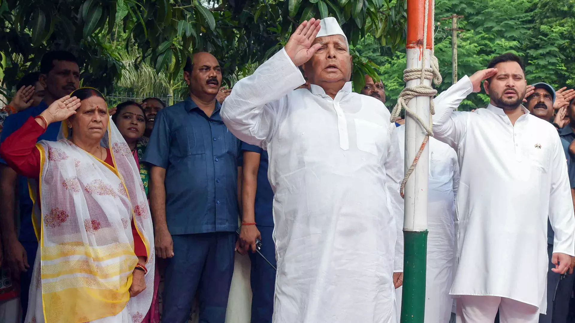 ബിഹാര് തിരഞ്ഞെടുപ്പിന് ദിവസങ്ങള് ബാക്കി; ലാലു പ്രസാദ് യാദവ്, ഭാര്യ റാബ്റി ദേവി, മകന് തേജസ്വി യാദവ് എന്നിവര്ക്കെതിരേ അഴിമതി കേസില് കുറ്റം ചുമത്താന് ഡല്ഹി കോടതി ഉത്തരവിട്ടു ബിഹാര് തിരഞ്ഞെടുപ്പിന് ദിവസങ്ങള് ബാക്കി; ലാലു പ്രസാദ് യാദവ്, ഭാര്യ റാബ്റി ദേവി, മകന് തേജസ്വി യാദവ് എന്നിവര്ക്കെതിരേ അഴിമതി കേസില് കുറ്റം ചുമത്താന് ഡല്ഹി കോടതി ഉത്തരവിട്ടു