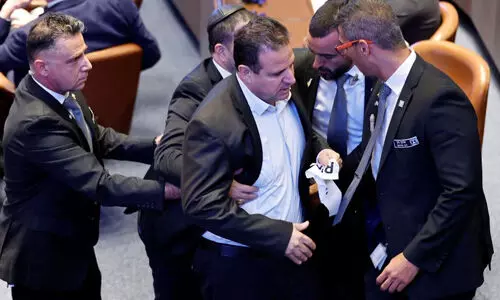 ഫലസ്തീനെ അംഗീകരിക്കണം; ട്രംപ് പ്രസംഗിക്കുമ്പോള് പ്രതിഷേധിച്ച് നെസെറ്റ് അംഗം ഫലസ്തീനെ അംഗീകരിക്കണം; ട്രംപ് പ്രസംഗിക്കുമ്പോള് പ്രതിഷേധിച്ച് നെസെറ്റ് അംഗം