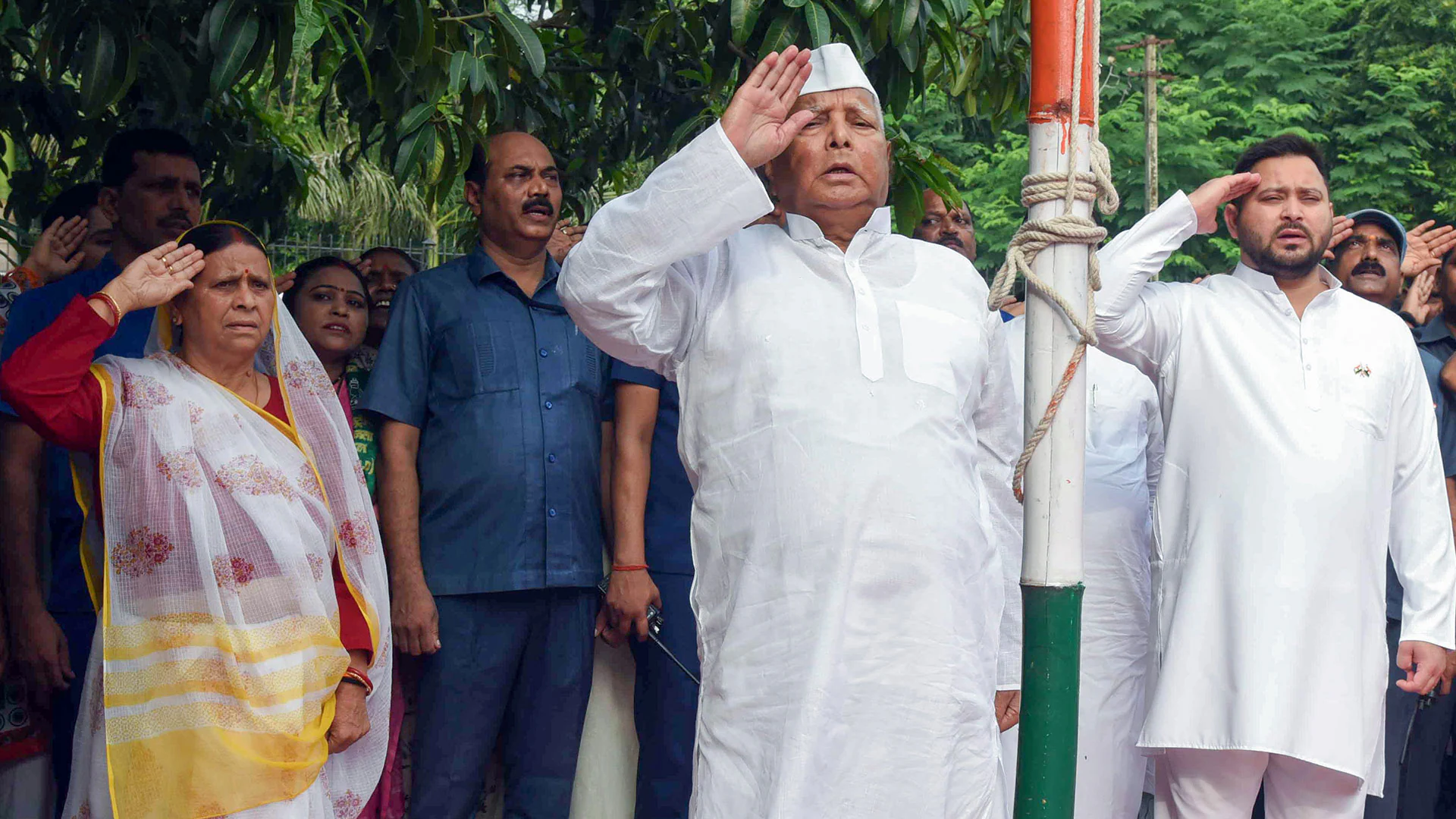 ബിഹാര്‍ തിരഞ്ഞെടുപ്പിന് ദിവസങ്ങള്‍ ബാക്കി; ലാലു പ്രസാദ് യാദവ്, ഭാര്യ റാബ്‌റി ദേവി, മകന്‍ തേജസ്വി യാദവ് എന്നിവര്‍ക്കെതിരേ അഴിമതി കേസില്‍ കുറ്റം ചുമത്താന്‍ ഡല്‍ഹി കോടതി ഉത്തരവിട്ടു
