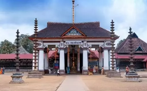 വൈക്കം മഹാദേവക്ഷേത്രത്തിലും സ്വര്ണമോഷണമെന്ന് റിപോര്ട്ട് വൈക്കം മഹാദേവക്ഷേത്രത്തിലും സ്വര്ണമോഷണമെന്ന് റിപോര്ട്ട്