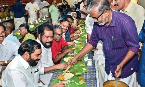വള്ളസദ്യയില് ദേവനു മുന്പേ മന്ത്രിക്കു വിളമ്പി; പരസ്യ പ്രായശ്ചിത്തം വേണമെന്ന് തന്ത്രി വള്ളസദ്യയില് ദേവനു മുന്പേ മന്ത്രിക്കു വിളമ്പി; പരസ്യ പ്രായശ്ചിത്തം വേണമെന്ന് തന്ത്രി