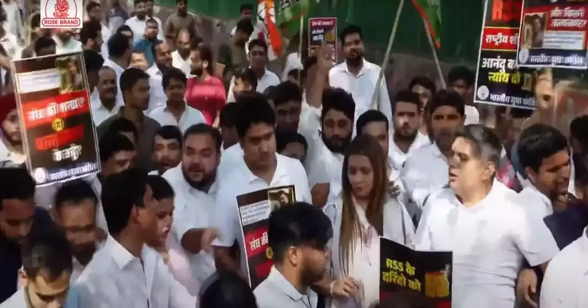 ആര്എസ്എസ് ശാഖയിലെ ലൈംഗിക പീഡനത്തെ തുടര്ന്ന് യുവാവിന്റെ ആത്മഹത്യ; ഡല്ഹിയില് യൂത്ത് കോണ്ഗ്രസ് പ്രതിഷേധം, ആര്എസ്എസിനെ പ്രതിചേര്ക്കാത്തതില് വിമര്ശനം ആര്എസ്എസ് ശാഖയിലെ ലൈംഗിക പീഡനത്തെ തുടര്ന്ന് യുവാവിന്റെ ആത്മഹത്യ; ഡല്ഹിയില് യൂത്ത് കോണ്ഗ്രസ് പ്രതിഷേധം, ആര്എസ്എസിനെ പ്രതിചേര്ക്കാത്തതില് വിമര്ശനം