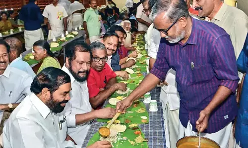 വള്ളസദ്യയില് ദേവനു മുന്പേ മന്ത്രിക്കു വിളമ്പി; പരസ്യ പ്രായശ്ചിത്തം വേണമെന്ന് തന്ത്രി വള്ളസദ്യയില് ദേവനു മുന്പേ മന്ത്രിക്കു വിളമ്പി; പരസ്യ പ്രായശ്ചിത്തം വേണമെന്ന് തന്ത്രി