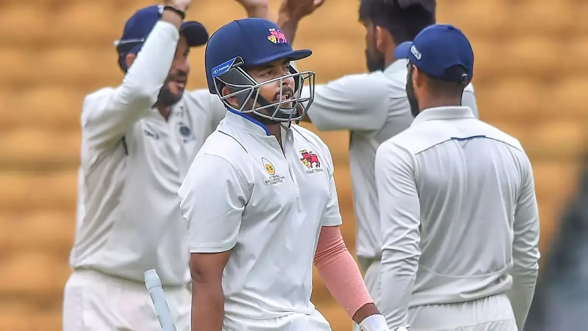 രഞ്ജി ട്രോഫിയില് മഹാരാഷ്ട്രയുടെ നടുവൊടിച്ച് കേരളം; നാലു പേര് പുറത്തായത് റണ്ണൊന്നുമെടുക്കാതെ, അരങ്ങേറ്റത്തില് നിരാശനായി പൃഥ്വി ഷാ രഞ്ജി ട്രോഫിയില് മഹാരാഷ്ട്രയുടെ നടുവൊടിച്ച് കേരളം; നാലു പേര് പുറത്തായത് റണ്ണൊന്നുമെടുക്കാതെ, അരങ്ങേറ്റത്തില് നിരാശനായി പൃഥ്വി ഷാ