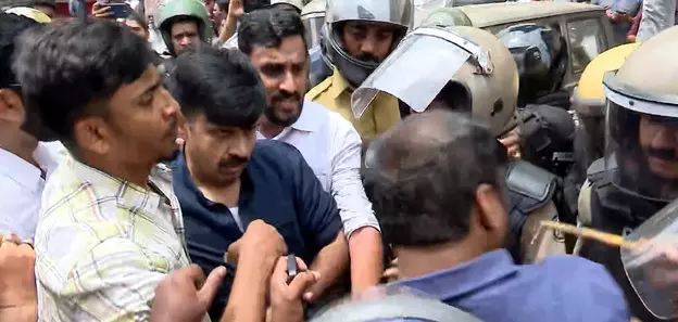 ദേവസ്വം ഓഫീസിലേക്ക് യൂത്ത് കോണ്ഗ്രസ് മാര്ച്ച്; അറസ്റ്റിലായ സന്ദീപ് വാര്യര് ഉള്പ്പെടെയുള്ളവര്ക്ക് ജാമ്യം ദേവസ്വം ഓഫീസിലേക്ക് യൂത്ത് കോണ്ഗ്രസ് മാര്ച്ച്; അറസ്റ്റിലായ സന്ദീപ് വാര്യര് ഉള്പ്പെടെയുള്ളവര്ക്ക് ജാമ്യം