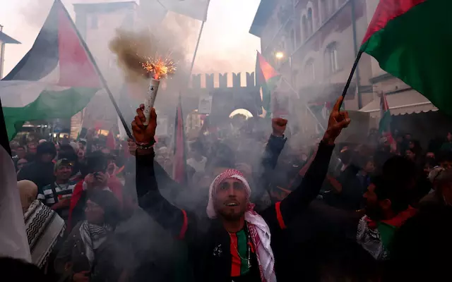 ഇസ്രായേലിന്റെ ലോകകപ്പ് മോഹങ്ങളെ തല്ലിതകര്ത്ത് ഇറ്റലി; ഫലസ്തീന് അനുകൂല മാര്ച്ചില് സംഘര്ഷം, ആയിരങ്ങള് പങ്കെടുത്തു (ചിത്രങ്ങള്) ഇസ്രായേലിന്റെ ലോകകപ്പ് മോഹങ്ങളെ തല്ലിതകര്ത്ത് ഇറ്റലി; ഫലസ്തീന് അനുകൂല മാര്ച്ചില് സംഘര്ഷം, ആയിരങ്ങള് പങ്കെടുത്തു (ചിത്രങ്ങള്)