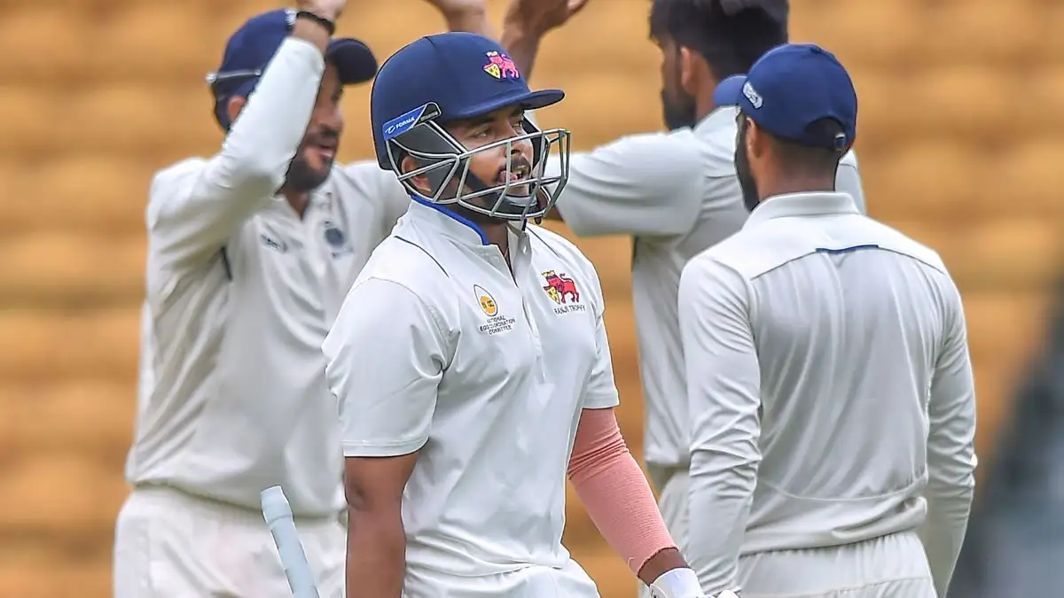 രഞ്ജി ട്രോഫിയില് മഹാരാഷ്ട്രയുടെ നടുവൊടിച്ച് കേരളം; നാലു പേര് പുറത്തായത് റണ്ണൊന്നുമെടുക്കാതെ, അരങ്ങേറ്റത്തില് നിരാശനായി പൃഥ്വി ഷാ രഞ്ജി ട്രോഫിയില് മഹാരാഷ്ട്രയുടെ നടുവൊടിച്ച് കേരളം; നാലു പേര് പുറത്തായത് റണ്ണൊന്നുമെടുക്കാതെ, അരങ്ങേറ്റത്തില് നിരാശനായി പൃഥ്വി ഷാ