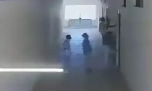 പെണ്കുട്ടികള് വസ്ത്രം മാറുന്ന ദൃശ്യങ്ങള് പകര്ത്തിയ എബിവിപി നേതാക്കള് അറസ്റ്റില് പെണ്കുട്ടികള് വസ്ത്രം മാറുന്ന ദൃശ്യങ്ങള് പകര്ത്തിയ എബിവിപി നേതാക്കള് അറസ്റ്റില്