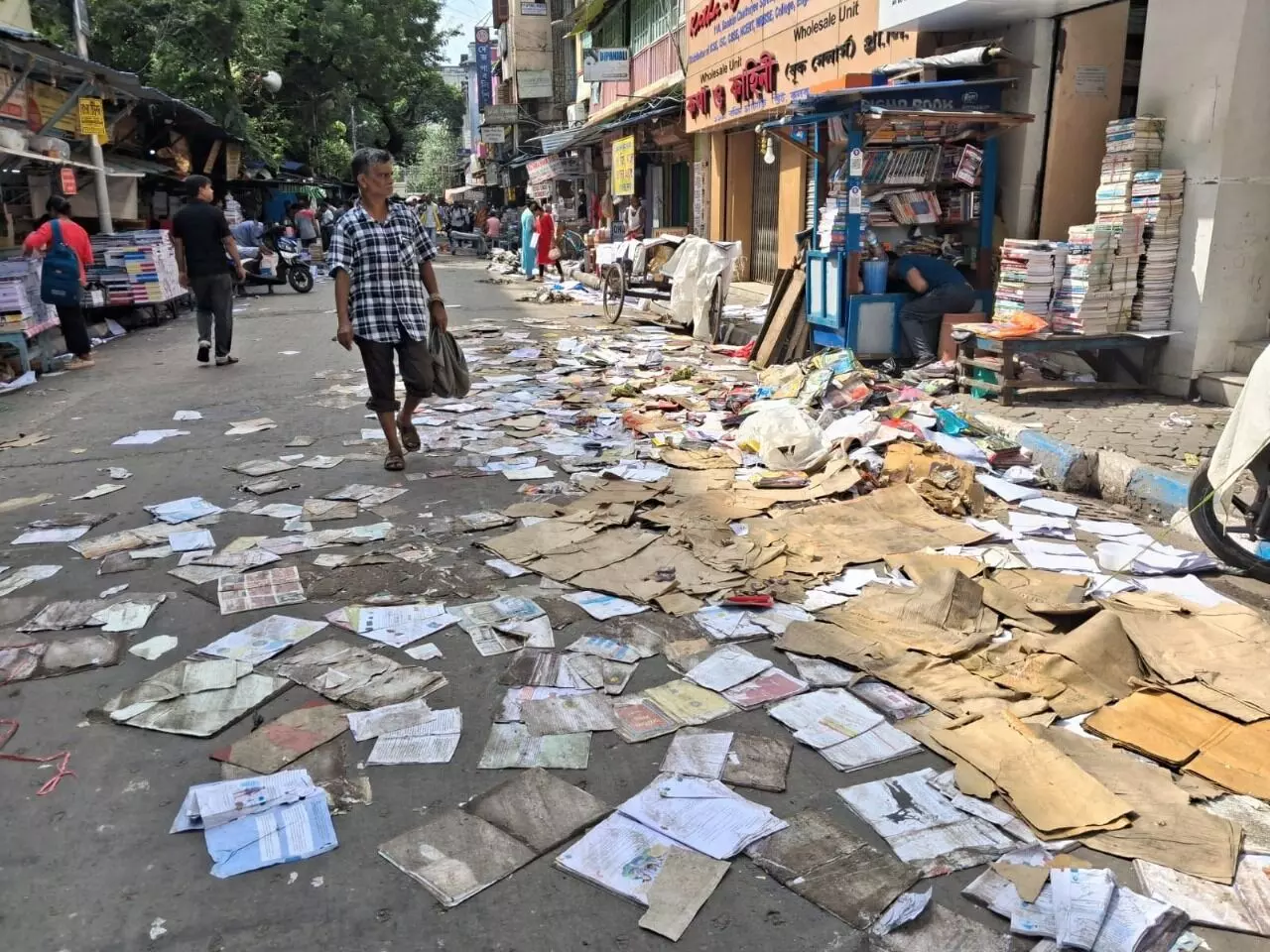നശിച്ചത് ബംഗാളിന്റെ ആത്മാവായിരുന്ന പുസ്തകങ്ങള്; പേമാരിയില് മുങ്ങി പുസ്തകപ്രേമികളുടെ പറുദീസ നശിച്ചത് ബംഗാളിന്റെ ആത്മാവായിരുന്ന പുസ്തകങ്ങള്; പേമാരിയില് മുങ്ങി പുസ്തകപ്രേമികളുടെ പറുദീസ
