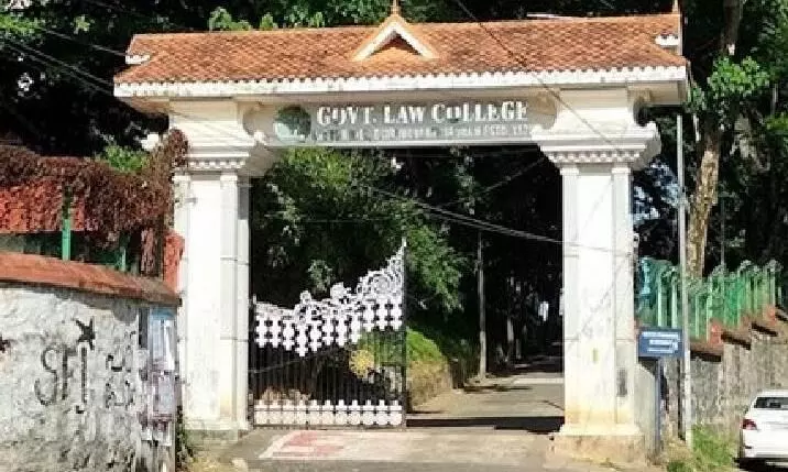 തിരുവനന്തപുരം ലോ കോളജിന്റെ സീലിങ് തകര്‍ന്നുവീണു