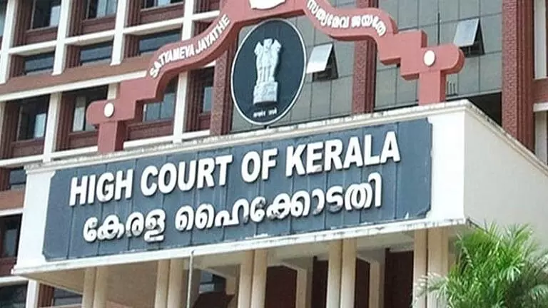 കെഎസ്ആര്‍ടിസി ബസിലെ പ്ലാസ്റ്റിക് കുപ്പി വിവാദം; ഡ്രൈവറെ സ്ഥലം മാറ്റിയ നടപടി ഹൈക്കോടതി റദ്ദാക്കി