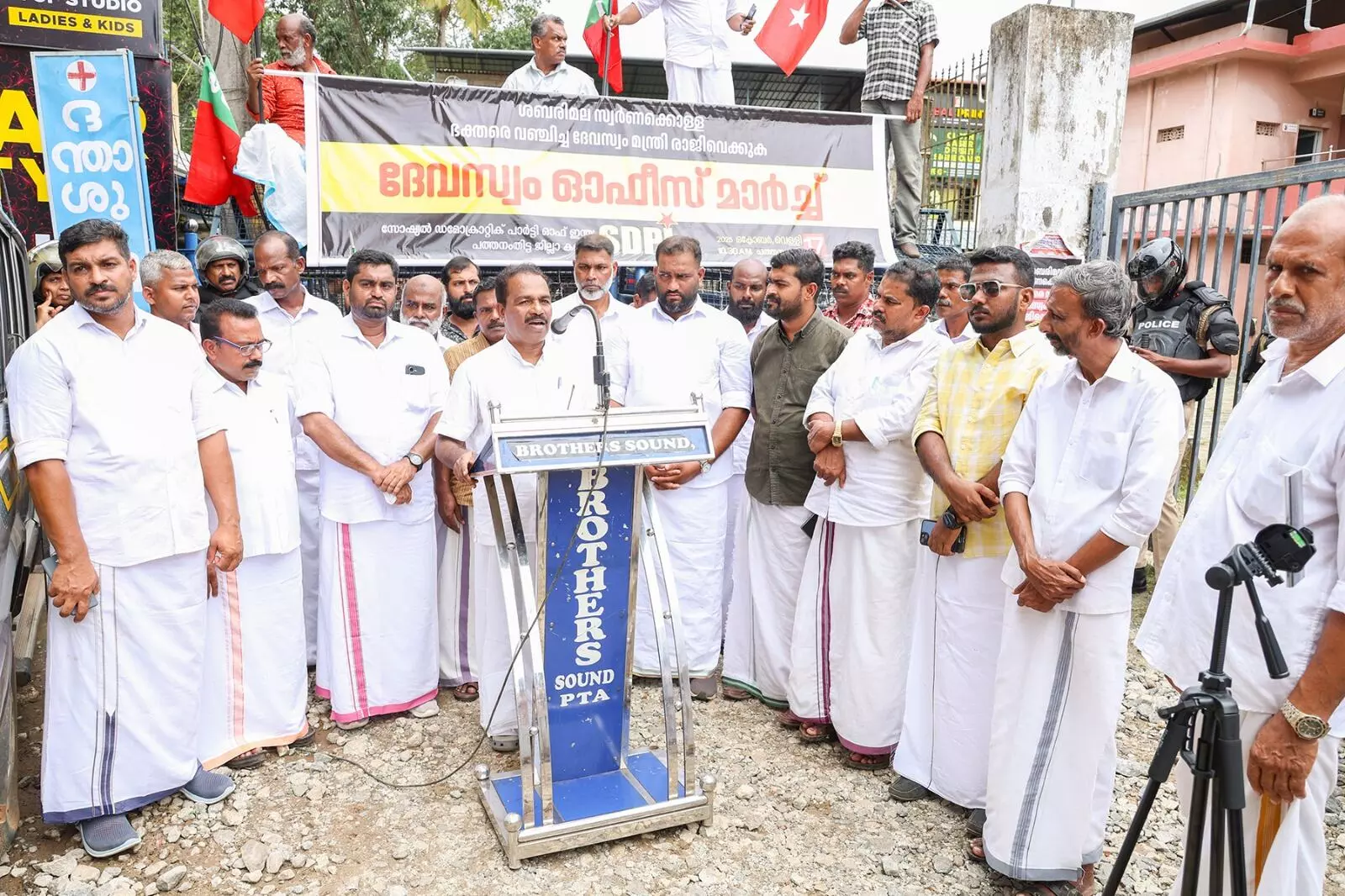 ശബരിമലയിൽ നടന്നത് പകൽ കൊള്ള:  ചിലരെ ബലിയാടാക്കി ഉന്നതരെ രക്ഷപ്പെടുത്താൻ നീക്കം - സിപിഎ  ലത്തീഫ്