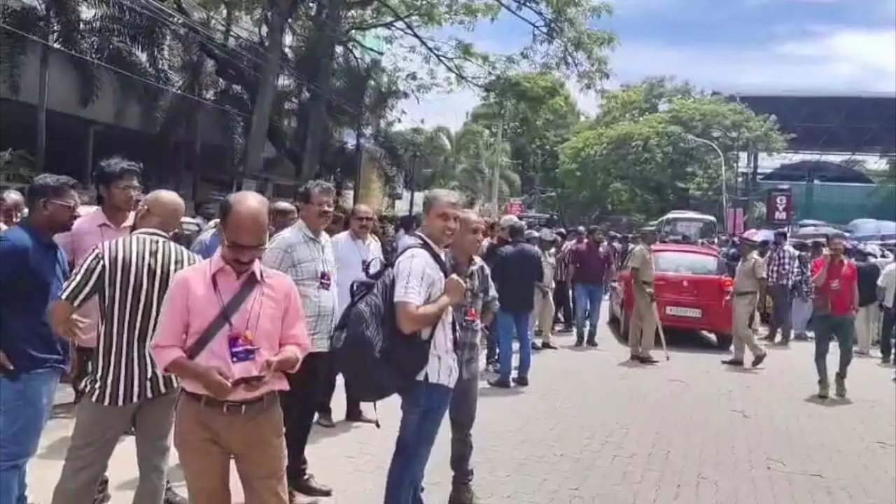 കൊച്ചി ഇന്ഡോര് സ്റ്റേഡിയത്തില് തോക്കുമായെത്തി ഉദയംപേരൂര് സ്വദേശി, നിരീശ്വരവാദി കൂട്ടായ്മ നിര്ത്തിവച്ചു കൊച്ചി ഇന്ഡോര് സ്റ്റേഡിയത്തില് തോക്കുമായെത്തി ഉദയംപേരൂര് സ്വദേശി, നിരീശ്വരവാദി കൂട്ടായ്മ നിര്ത്തിവച്ചു