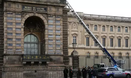 ഫ്രാന്സിലെ ലൂവ് മ്യൂസിയത്തില് മോഷണം; നെപ്പോളിയന്റെ മാലകളും കവര്ന്നു ഫ്രാന്സിലെ ലൂവ് മ്യൂസിയത്തില് മോഷണം; നെപ്പോളിയന്റെ മാലകളും കവര്ന്നു
