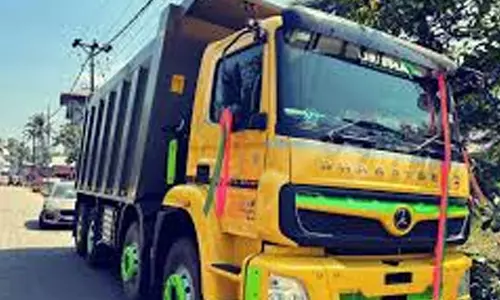 ലോറി ഡ്രൈവര്മാരെ ലൈന് ട്രാഫിക്ക് പഠിപ്പിക്കാന് പ്രത്യേക പരിശീലന ക്ലാസ് ലോറി ഡ്രൈവര്മാരെ ലൈന് ട്രാഫിക്ക് പഠിപ്പിക്കാന് പ്രത്യേക പരിശീലന ക്ലാസ്