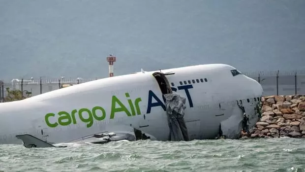 ലാന്ഡ് ചെയ്യുന്നതിനിടെ വിമാനം റണ്വേയില് നിന്ന് കടലിലേക്ക് തെന്നിമാറി; രണ്ടുമരണം ലാന്ഡ് ചെയ്യുന്നതിനിടെ വിമാനം റണ്വേയില് നിന്ന് കടലിലേക്ക് തെന്നിമാറി; രണ്ടുമരണം