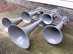 വാഹനങ്ങളിൽ നിന്ന് പിടിച്ചെടുത്ത എയർ ഹോണുകൾ റോഡ് റോളർ കയറ്റി നശിപ്പിച്ചു