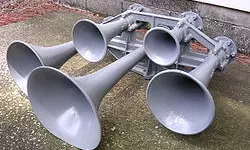 വാഹനങ്ങളിൽ നിന്ന് പിടിച്ചെടുത്ത എയർ ഹോണുകൾ റോഡ് റോളർ കയറ്റി നശിപ്പിച്ചു