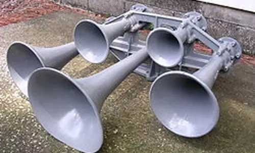 വാഹനങ്ങളിൽ നിന്ന് പിടിച്ചെടുത്ത എയർ ഹോണുകൾ റോഡ് റോളർ കയറ്റി നശിപ്പിച്ചു